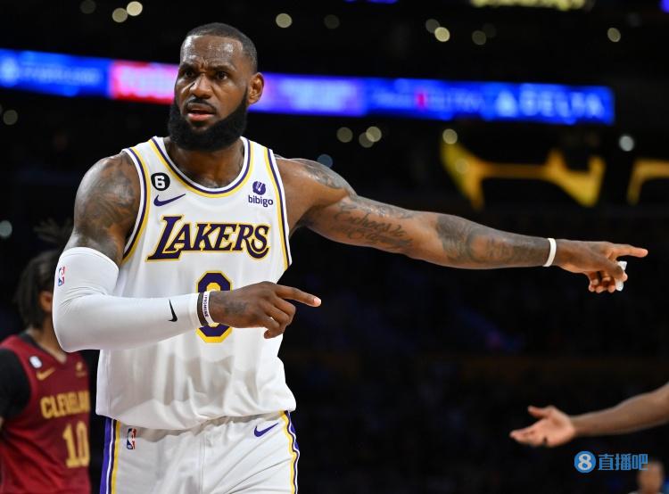 巴黎人报：萨福诺夫四场仅失三球，大巴黎一门之争已经白热化（巴黎人报：萨福诺夫四战仅丢3球，巴黎门将一号位竞争进入白热期）