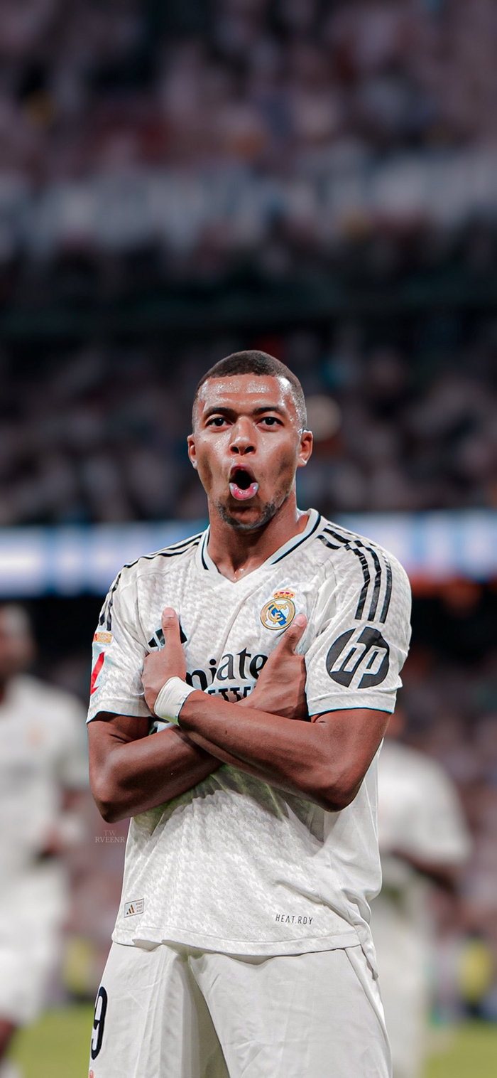 世体：什琴斯尼回归巴萨训练，莱万背部+右腿不适缺席（世体：什琴斯尼已重返巴萨合练，莱万因背部及右腿不适缺席）