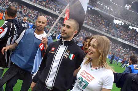 曼联本赛季仅零封桑德兰，防守表现远逊上赛季同期（曼联防守下滑：本季仅零封桑德兰，明显弱于上赛季同期）