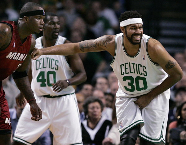 传记作者：莱万曾不满哈维的训练，他在波兰和拜仁都曾施压换帅（传记作者称：莱万不满哈维训练方式，曾在波兰与拜仁推动更换主帅）