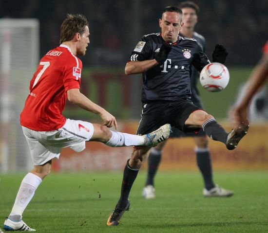 意杯半场：埃斯波西托、图拉姆远射建功，国米暂3-0威尼斯（意杯半场战报：埃斯波西托、图拉姆远射破门，国米暂以3-0领先威尼斯）