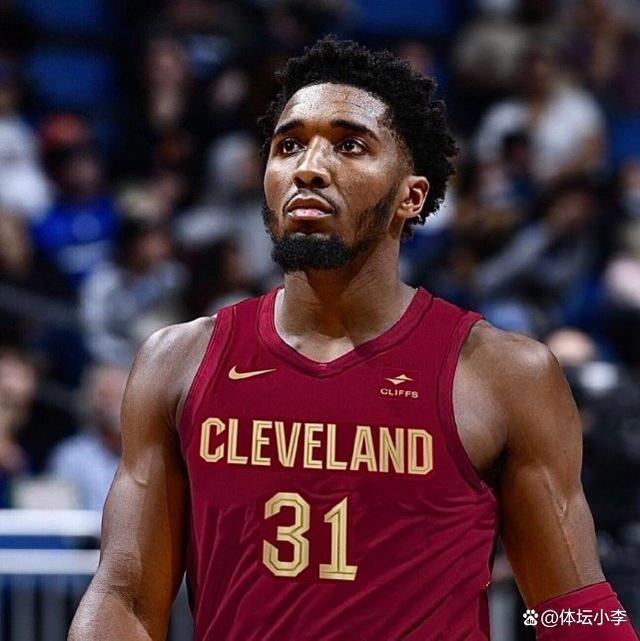 talkSPORT：多家沙特俱乐部有意萨拉赫，每赛季收入可达1.75亿镑（据talkSPORT报道，多家沙特豪门有意引进萨拉赫，其年收入或高达1.75亿英镑）