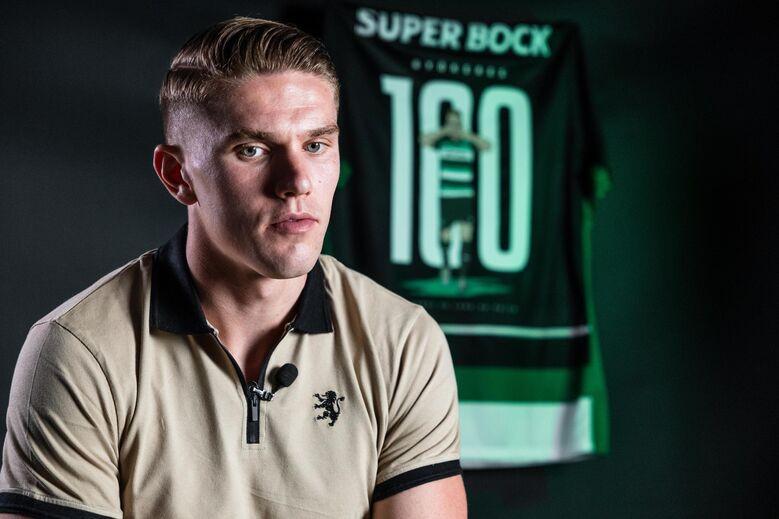 给爷整笑了，曼奇尼假意亲吻布鲁马多，将布鲁马多逗笑（曼奇尼作势亲吻布鲁马多，逗得对方当场大笑）