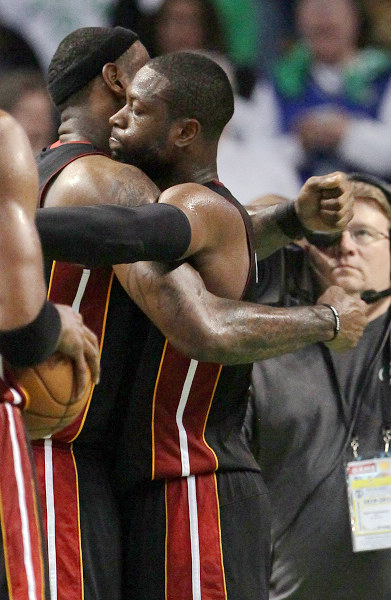 惊天逆转！阿森纳遭维拉绝杀 英超三强争霸白热化（爆冷大逆转！维拉补时绝杀阿森纳，英超三强争霸愈演愈烈）