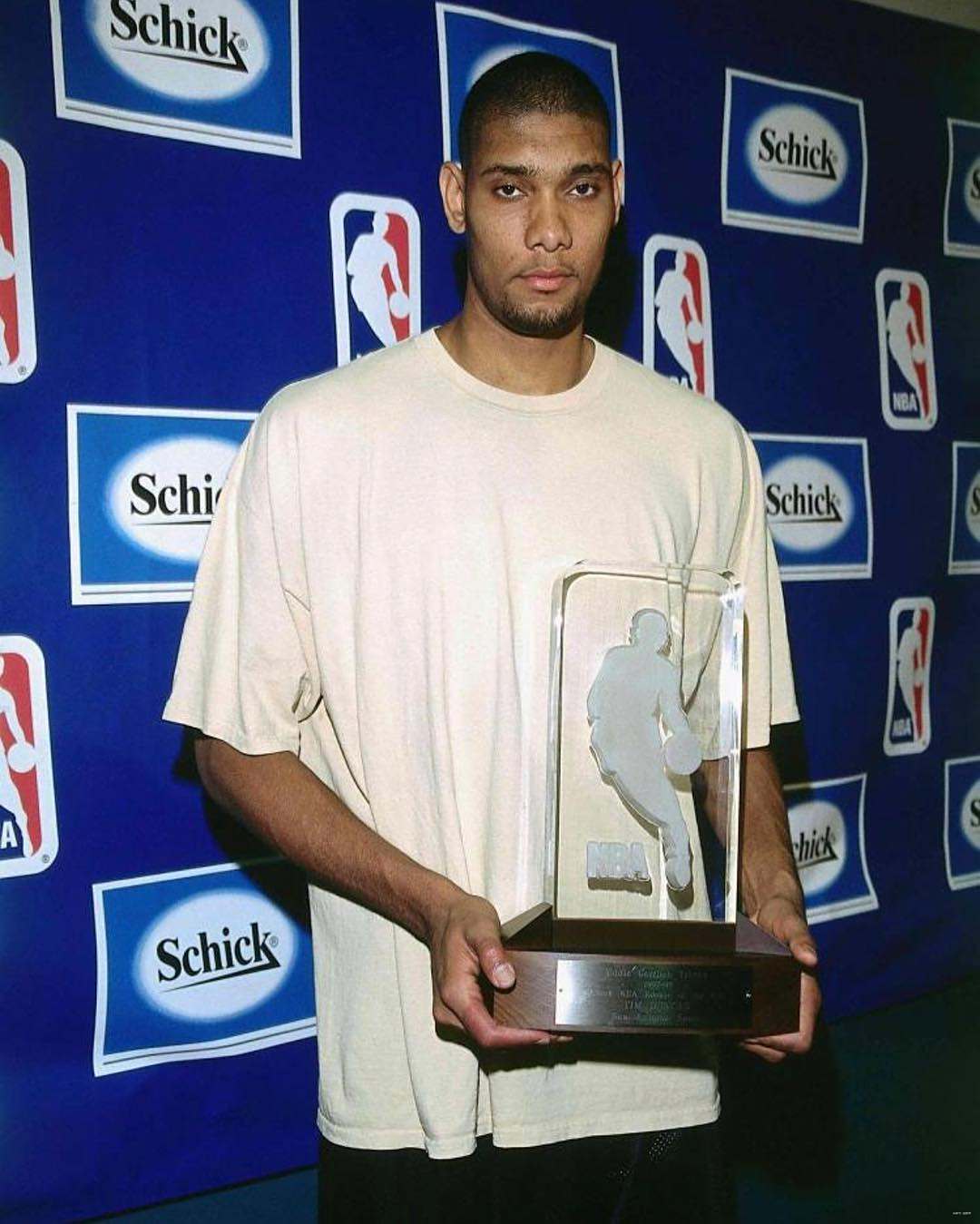 防线漏洞频出 对手屡屡冲击（防守屡现破绽 对手频频冲击）