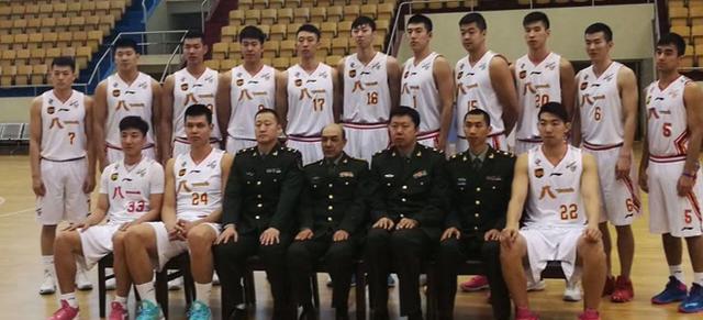 篮球湖人媒体日热度爆表，多人亮相（湖人媒体日火爆出圈，群星集体亮相）