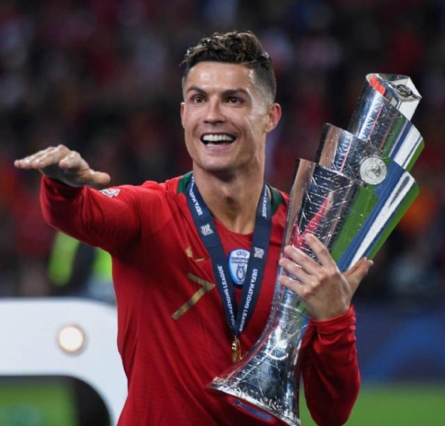 林良铭庆祝足协杯夺冠：冠军终归北京，国安是冠军！（林良铭欢庆足协杯封王：荣耀归京，国安登顶）