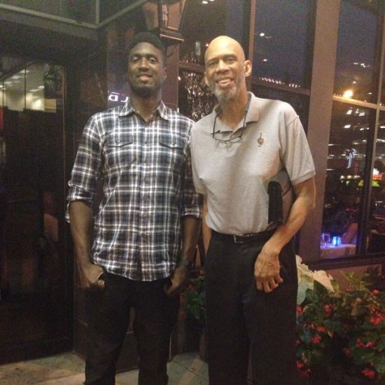 致敬老友，库里圣诞大战对阵克莱穿了对方的安踏KT11专属球鞋（圣诞大战致敬旧友：库里对阵克莱上脚安踏KT11签名鞋）