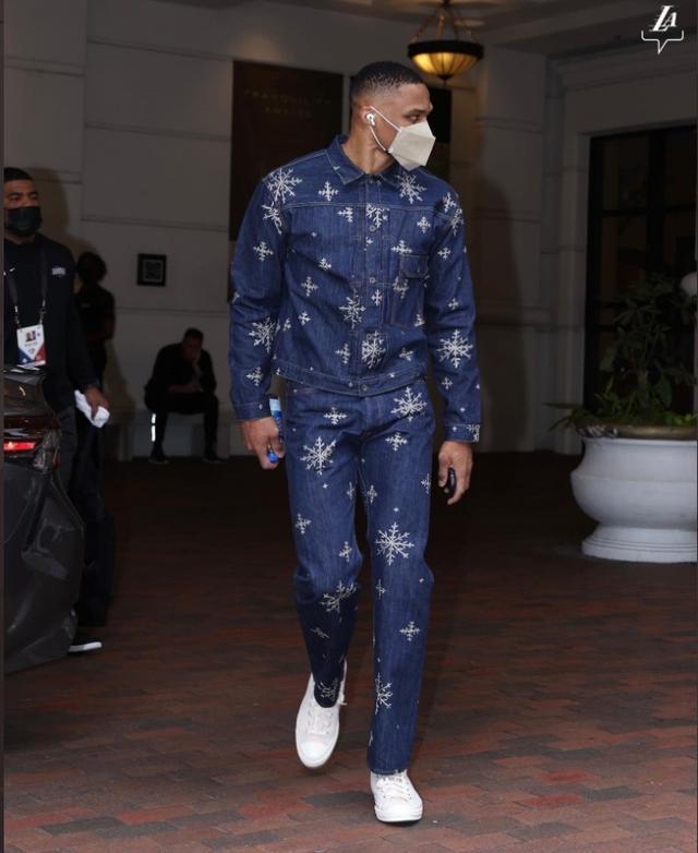 足球欧冠淘汰赛门票秒罄，黄牛翻倍叫价（欧冠淘汰赛门票瞬间售罄，黄牛价翻番）