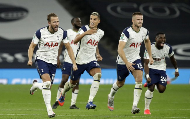 霍姆格伦半场表现惊艳，高效得分助力球队（霍姆格伦半场大爆发，高效砍分助推球队）