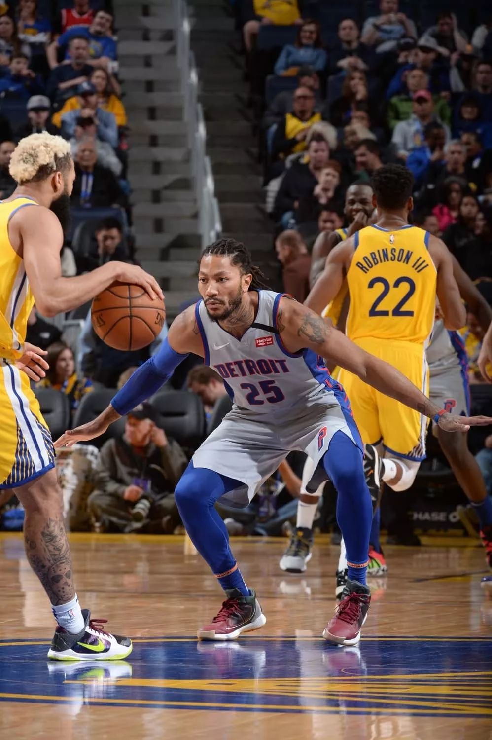 亚历山大首节爆发，高效得分助球队领跑（亚历山大开局火力全开，高效砍分带队取得领先）