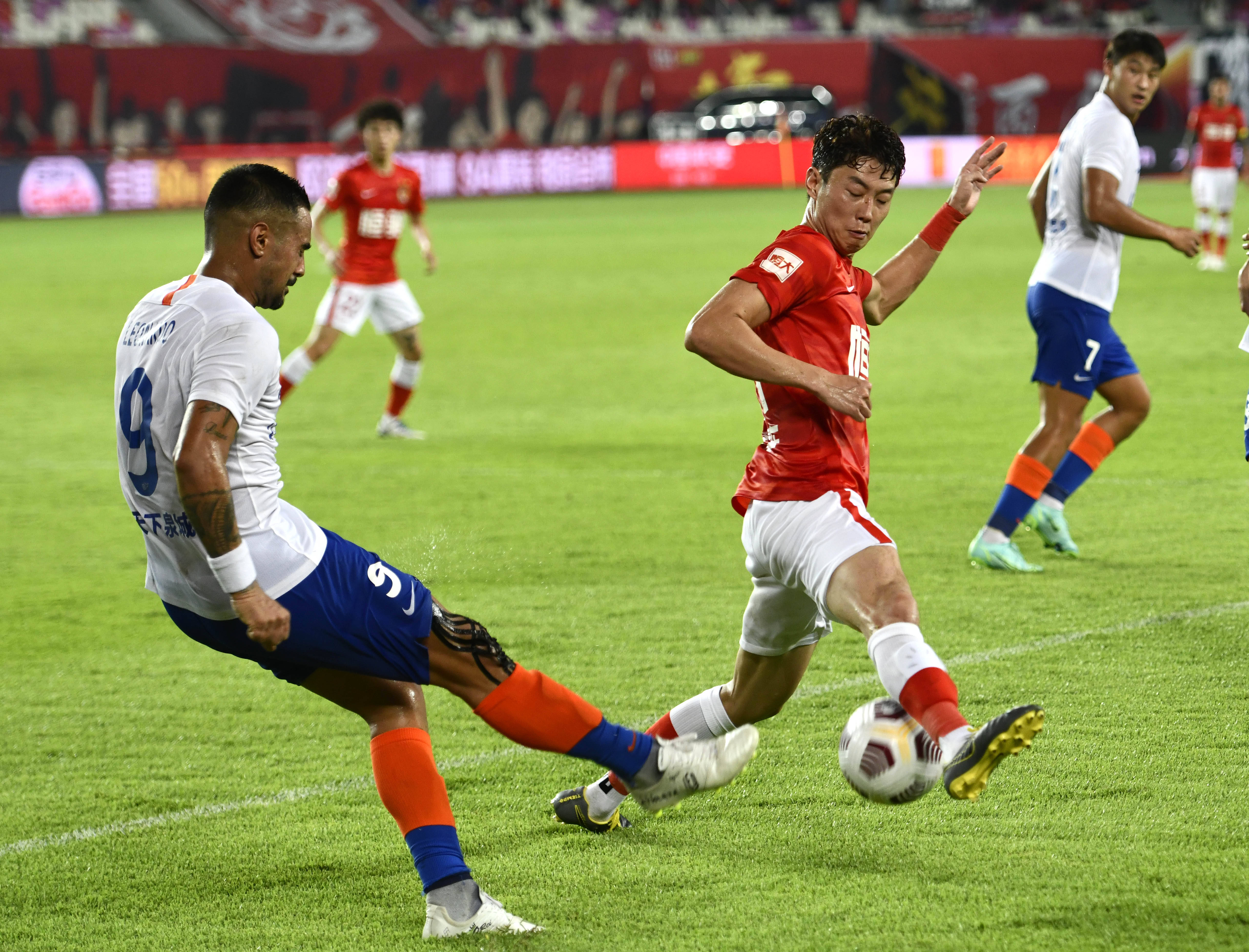 邮报：犯罪团伙盯上了英超球星及其家人，盗窃奢侈品换枪支（英超球星及家属被犯罪团伙盯上：盗窃奢侈品换取枪支）