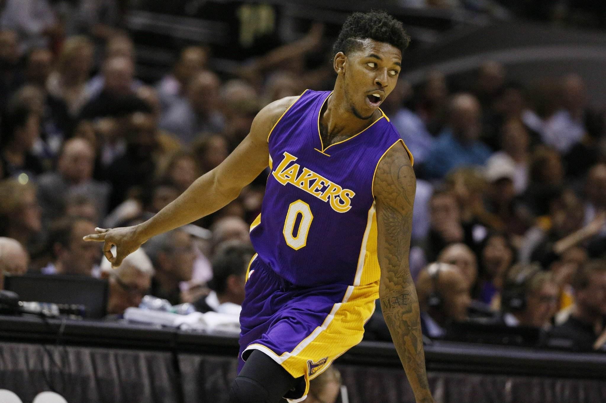 邦马蒂以240张第一选票的绝对优势当选年度最佳女足球员（邦马蒂以240张第一选票压倒性胜出，荣膺年度最佳女足球员）